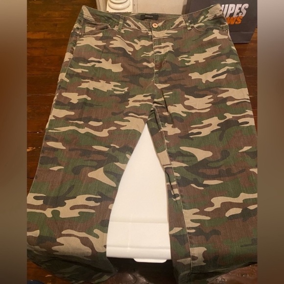 Forever 21 Camo Jeans - Picture 1 of 3